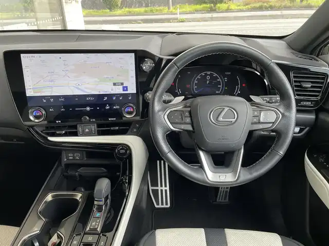 レクサス ＮＸ 350h Fスポーツ 埼玉県 2022(令4)年 1.2万km グラファイトブラックガラスフレーク ワンオーナー/パノラマサンルーフ/ホワイトレザーコンビシート/禁煙車/14型純正ナビゲーション/（AM/FM/TV/Bluetooth）/フルセグTV/全方位カメラ/ビルトインETC2.0/純正ドラレコ/ステアリングスイッチ/パドルシフト/レーダークルーズコントロール/ステアリングヒーター/オートライト/オートハイビーム/シートメモリー/シートヒーター/エアシート/パワーバックドア/ルーフレール/衝突軽減システム/レーンキープアシスト/BSM/HUD/クリアランスソナー/ISOFIX/プッシュスタート/純正フロアマット/純正アルミ/オレンジキャリパー/新車保証書/取扱説明書