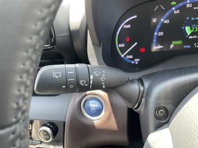 トヨタ ヤリスクロス ハイブリッド Z 福岡県 2021(令3)年 5万km ホワイトパールクリスタルシャイン 純正ディスプレイオーディオ/フルセグTV/バックカメラ/ビルトインETC2.0/ハンズフリーパワーバックドア/セーフティセンス/レーダークルーズコントロール/プリクラッシュセーフティシステム/LEDヘッドランプ/オートライト/純正18インチアルミ/革巻きステアリング/ステアリングヒーター/オートエアコン/合皮/ファブリックコンビシート/シートヒーター/パワーシート/スマートエントリー/取扱説明書/保証書