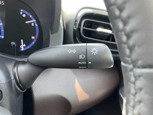 トヨタ ヤリスクロス ハイブリッド Z 福岡県 2021(令3)年 5万km ホワイトパールクリスタルシャイン 純正ディスプレイオーディオ/フルセグTV/バックカメラ/ビルトインETC2.0/ハンズフリーパワーバックドア/セーフティセンス/レーダークルーズコントロール/プリクラッシュセーフティシステム/LEDヘッドランプ/オートライト/純正18インチアルミ/革巻きステアリング/ステアリングヒーター/オートエアコン/合皮/ファブリックコンビシート/シートヒーター/パワーシート/スマートエントリー/取扱説明書/保証書