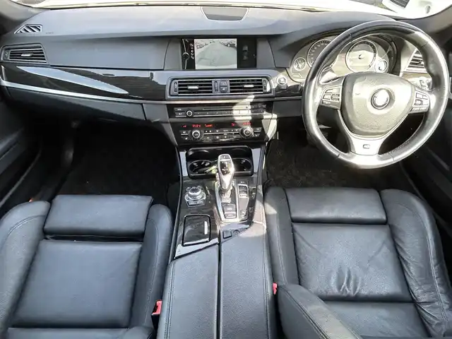 ＢＭＷ ５２８ｉ ツーリング 大阪府 2011(平23)年 7.7万km アルピンホワイトⅢ 純正ナビ/バックカメラ/ビルトインETC/純正１８インチAW/黒革シート/シートヒーター/革巻きステアリング/パドルシフト/クルーズコントロール/アイドリングストップ/コーナーセンサー/ルーフレール/社外マット/キセノンヘッドライト/フォグランプ/保証書/スマートキー