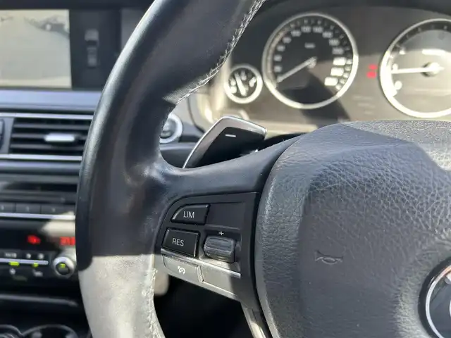 ＢＭＷ ５２８ｉ ツーリング 大阪府 2011(平23)年 7.7万km アルピンホワイトⅢ 純正ナビ/バックカメラ/ビルトインETC/純正１８インチAW/黒革シート/シートヒーター/革巻きステアリング/パドルシフト/クルーズコントロール/アイドリングストップ/コーナーセンサー/ルーフレール/社外マット/キセノンヘッドライト/フォグランプ/保証書/スマートキー