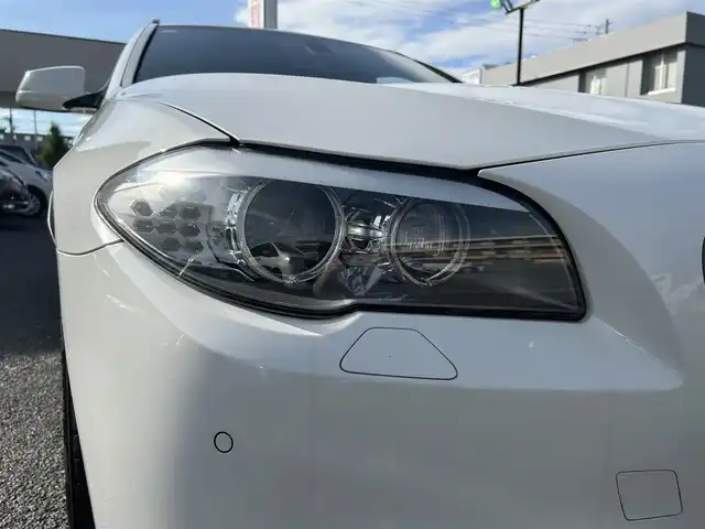 ＢＭＷ ５２８ｉ ツーリング 大阪府 2011(平23)年 7.7万km アルピンホワイトⅢ 純正ナビ/バックカメラ/ビルトインETC/純正１８インチAW/黒革シート/シートヒーター/革巻きステアリング/パドルシフト/クルーズコントロール/アイドリングストップ/コーナーセンサー/ルーフレール/社外マット/キセノンヘッドライト/フォグランプ/保証書/スマートキー
