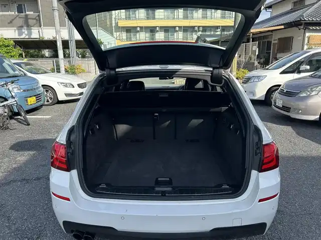 ＢＭＷ ５２８ｉ ツーリング 大阪府 2011(平23)年 7.7万km アルピンホワイトⅢ 純正ナビ/バックカメラ/ビルトインETC/純正１８インチAW/黒革シート/シートヒーター/革巻きステアリング/パドルシフト/クルーズコントロール/アイドリングストップ/コーナーセンサー/ルーフレール/社外マット/キセノンヘッドライト/フォグランプ/保証書/スマートキー