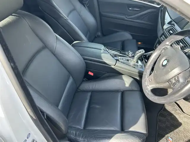 ＢＭＷ ５２８ｉ ツーリング 大阪府 2011(平23)年 7.7万km アルピンホワイトⅢ 純正ナビ/バックカメラ/ビルトインETC/純正１８インチAW/黒革シート/シートヒーター/革巻きステアリング/パドルシフト/クルーズコントロール/アイドリングストップ/コーナーセンサー/ルーフレール/社外マット/キセノンヘッドライト/フォグランプ/保証書/スマートキー