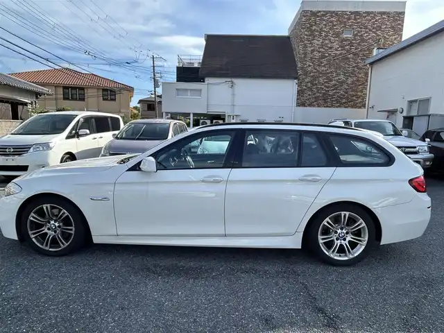 ＢＭＷ ５２８ｉ ツーリング 大阪府 2011(平23)年 7.7万km アルピンホワイトⅢ 純正ナビ/バックカメラ/ビルトインETC/純正１８インチAW/黒革シート/シートヒーター/革巻きステアリング/パドルシフト/クルーズコントロール/アイドリングストップ/コーナーセンサー/ルーフレール/社外マット/キセノンヘッドライト/フォグランプ/保証書/スマートキー