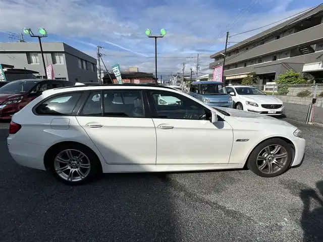 ＢＭＷ ５２８ｉ ツーリング 大阪府 2011(平23)年 7.7万km アルピンホワイトⅢ 純正ナビ/バックカメラ/ビルトインETC/純正１８インチAW/黒革シート/シートヒーター/革巻きステアリング/パドルシフト/クルーズコントロール/アイドリングストップ/コーナーセンサー/ルーフレール/社外マット/キセノンヘッドライト/フォグランプ/保証書/スマートキー