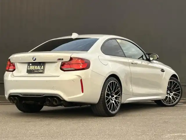 ＢＭＷ Ｍ２ コンペティション 茨城県 2019(令1)年 2.3万km ホッケンハイムシルバー 禁煙車/純正HDDナビ/バックカメラ/ETC/純正ドライブレコーダー/REMUSマフラー/3D Designスポーツステアリング/BMW Studieワイドルームミラー/harman/kardonサウンドシステム/3.0L直6エンジン(アルミ合金製クランクケース)/BMW Mツインターボテクノロジー/パラレルツインターボチャージャー/高精度ダイレクトインジェクションシステム/バルブトロニック/ダブルVANOS/アクティブMディファレンシャル/Mスポーツブレーキシステム/MライトアロイホイールYスポークスタイリング788M(鍛造)/衝突回避・被害軽減ブレーキ/前車接近警告機能/レーンディパーチャーウォーニング/フロント・リヤPDC/クルーズコントロール/アダプティブLEDヘッドライト/オートライト/レインセンサー/リヤフォグランプ/ダコタレザーMスポーツシート/前席パワーシート・シートヒーター/運転席ポジションメモリー/ステアリングスイッチ/ドライブモード(SPORT PLUS・SPORT・CONFORT)/純正フロアマット/プッシュスタート/M・ドアミラー(リバース連動機能付)/新車保証書・取扱説明書/スペアキー