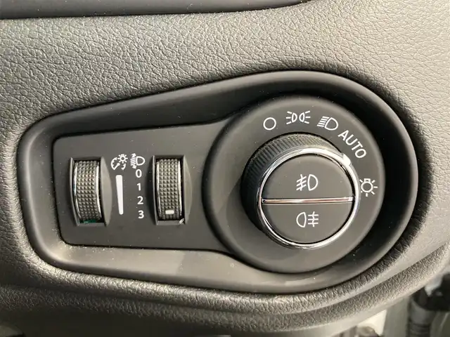 クライスラー・ジープ ジープ レネゲード リミテッド 熊本県 2023(令5)年 2.6万km 白 純正ナビ/バックカメラ/レザーシート/アダプティブクルーズコントロール/ブラインドスポットモニター/ETC2.0/衝突軽減ブレーキ/ドライブレコーダー/シートヒーター/プッシュスタート/電動格納ミラー