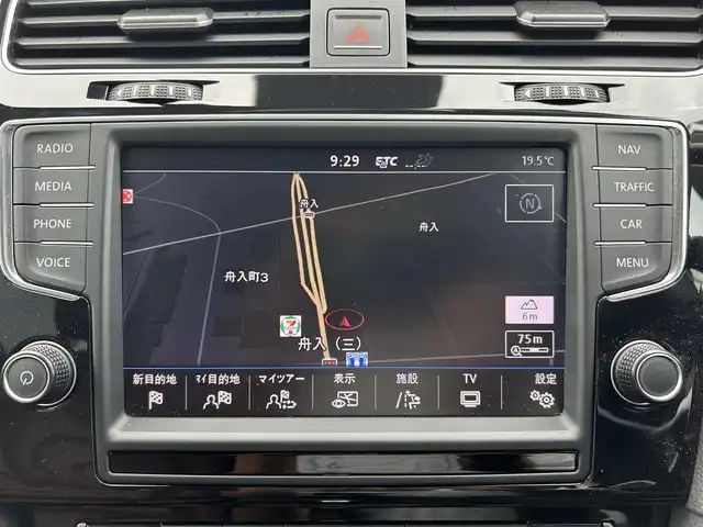 フォルクスワーゲン ゴルフ TSI ハイライン BMテクノ 新潟県 2014(平26)年 5.5万km 黒 衝突軽減/MT付き革巻きステアリング/レザーシート/クルーズコントロール追従有/アイドリングストップ/スペアキー1本/ETC/シートヒーターDN席/パワーシートD席/バックカメラ/ディーラーオプションメモリナビ/（フルセグ、Bluetooth、CD/DVD、AM/FM）/横滑り防止/レーンキープアシスト/キセノンヘッドライト/オートライト/純正フロアマット/純正アルミホイール
