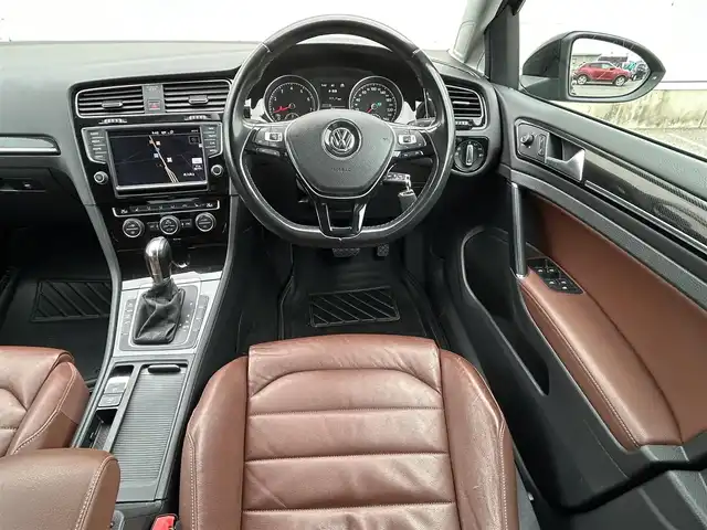 フォルクスワーゲン ゴルフ TSI ハイライン BMテクノ 新潟県 2014(平26)年 5.5万km 黒 衝突軽減/MT付き革巻きステアリング/レザーシート/クルーズコントロール追従有/アイドリングストップ/スペアキー1本/ETC/シートヒーターDN席/パワーシートD席/バックカメラ/ディーラーオプションメモリナビ/（フルセグ、Bluetooth、CD/DVD、AM/FM）/横滑り防止/レーンキープアシスト/キセノンヘッドライト/オートライト/純正フロアマット/純正アルミホイール