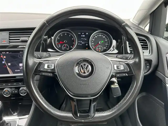 フォルクスワーゲン ゴルフ TSI ハイライン BMテクノ 新潟県 2014(平26)年 5.5万km 黒 衝突軽減/MT付き革巻きステアリング/レザーシート/クルーズコントロール追従有/アイドリングストップ/スペアキー1本/ETC/シートヒーターDN席/パワーシートD席/バックカメラ/ディーラーオプションメモリナビ/（フルセグ、Bluetooth、CD/DVD、AM/FM）/横滑り防止/レーンキープアシスト/キセノンヘッドライト/オートライト/純正フロアマット/純正アルミホイール