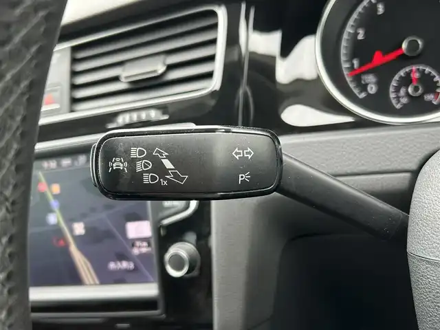 フォルクスワーゲン ゴルフ TSI ハイライン BMテクノ 新潟県 2014(平26)年 5.5万km 黒 衝突軽減/MT付き革巻きステアリング/レザーシート/クルーズコントロール追従有/アイドリングストップ/スペアキー1本/ETC/シートヒーターDN席/パワーシートD席/バックカメラ/ディーラーオプションメモリナビ/（フルセグ、Bluetooth、CD/DVD、AM/FM）/横滑り防止/レーンキープアシスト/キセノンヘッドライト/オートライト/純正フロアマット/純正アルミホイール