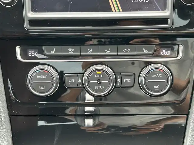 フォルクスワーゲン ゴルフ TSI ハイライン BMテクノ 新潟県 2014(平26)年 5.5万km 黒 衝突軽減/MT付き革巻きステアリング/レザーシート/クルーズコントロール追従有/アイドリングストップ/スペアキー1本/ETC/シートヒーターDN席/パワーシートD席/バックカメラ/ディーラーオプションメモリナビ/（フルセグ、Bluetooth、CD/DVD、AM/FM）/横滑り防止/レーンキープアシスト/キセノンヘッドライト/オートライト/純正フロアマット/純正アルミホイール