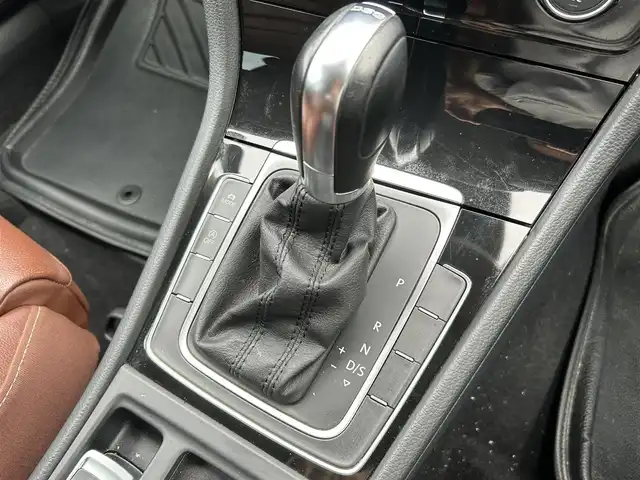 フォルクスワーゲン ゴルフ TSI ハイライン BMテクノ 新潟県 2014(平26)年 5.5万km 黒 衝突軽減/MT付き革巻きステアリング/レザーシート/クルーズコントロール追従有/アイドリングストップ/スペアキー1本/ETC/シートヒーターDN席/パワーシートD席/バックカメラ/ディーラーオプションメモリナビ/（フルセグ、Bluetooth、CD/DVD、AM/FM）/横滑り防止/レーンキープアシスト/キセノンヘッドライト/オートライト/純正フロアマット/純正アルミホイール