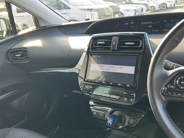 トヨタ プリウス 岐阜県 2020(令2)年 3.7万km パール 登録時走行距離36420ｋｍ/純正９インチナビ/バックカメラ/フルセグテレビ/デジタルインナーミラー/衝突軽減システム/レーダークルーズコントロール/ドライブレコーダー/ビルトインＥＴＣ/純正フロアマット/純正アルミホイール/LEDヘッドライト/Bluetooth/コーナーセンサー/フォグライト/禁煙車/横滑り防止装置/スマートキー/プッシュスタート/オートライト/オートハイビーム