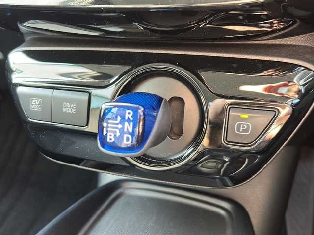 トヨタ プリウス 岐阜県 2020(令2)年 3.7万km パール 登録時走行距離36420ｋｍ/純正９インチナビ/バックカメラ/フルセグテレビ/デジタルインナーミラー/衝突軽減システム/レーダークルーズコントロール/ドライブレコーダー/ビルトインＥＴＣ/純正フロアマット/純正アルミホイール/LEDヘッドライト/Bluetooth/コーナーセンサー/フォグライト/禁煙車/横滑り防止装置/スマートキー/プッシュスタート/オートライト/オートハイビーム