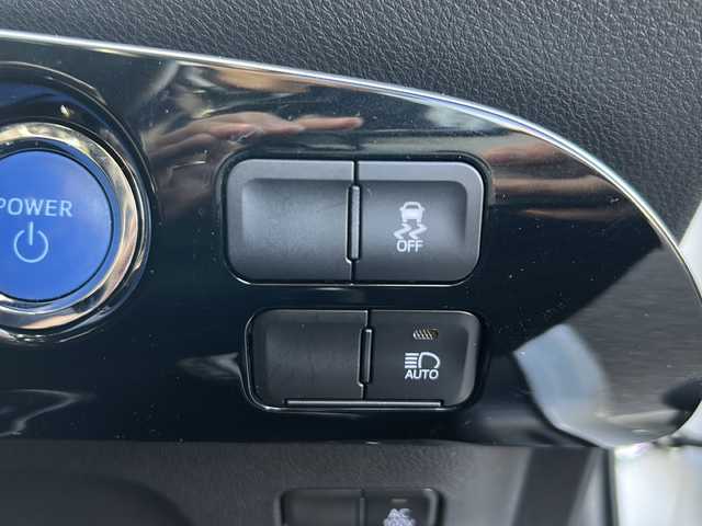 トヨタ プリウス 岐阜県 2020(令2)年 3.7万km パール 登録時走行距離36420ｋｍ/純正９インチナビ/バックカメラ/フルセグテレビ/デジタルインナーミラー/衝突軽減システム/レーダークルーズコントロール/ドライブレコーダー/ビルトインＥＴＣ/純正フロアマット/純正アルミホイール/LEDヘッドライト/Bluetooth/コーナーセンサー/フォグライト/禁煙車/横滑り防止装置/スマートキー/プッシュスタート/オートライト/オートハイビーム