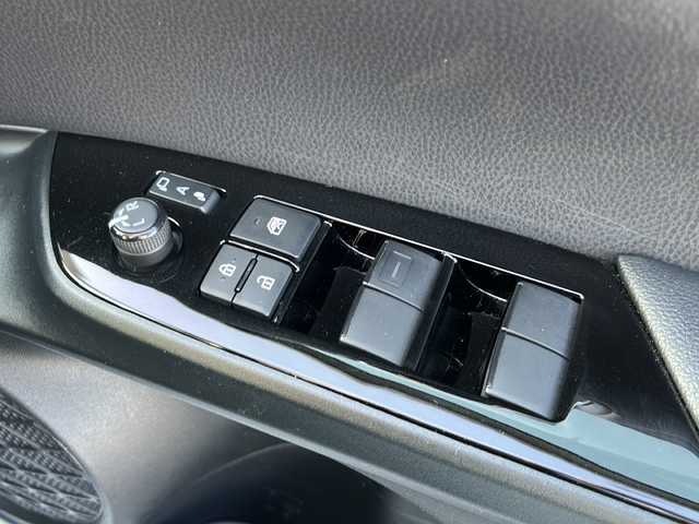 トヨタ プリウス 岐阜県 2020(令2)年 3.7万km パール 登録時走行距離36420ｋｍ/純正９インチナビ/バックカメラ/フルセグテレビ/デジタルインナーミラー/衝突軽減システム/レーダークルーズコントロール/ドライブレコーダー/ビルトインＥＴＣ/純正フロアマット/純正アルミホイール/LEDヘッドライト/Bluetooth/コーナーセンサー/フォグライト/禁煙車/横滑り防止装置/スマートキー/プッシュスタート/オートライト/オートハイビーム