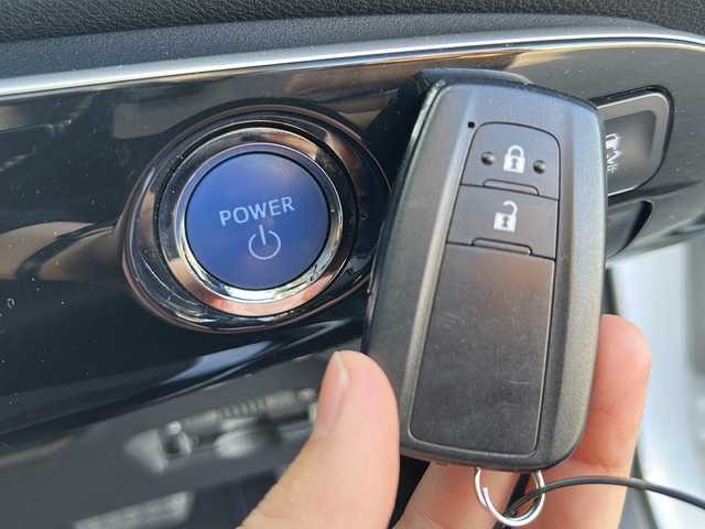 トヨタ プリウス 岐阜県 2020(令2)年 3.7万km パール 登録時走行距離36420ｋｍ/純正９インチナビ/バックカメラ/フルセグテレビ/デジタルインナーミラー/衝突軽減システム/レーダークルーズコントロール/ドライブレコーダー/ビルトインＥＴＣ/純正フロアマット/純正アルミホイール/LEDヘッドライト/Bluetooth/コーナーセンサー/フォグライト/禁煙車/横滑り防止装置/スマートキー/プッシュスタート/オートライト/オートハイビーム