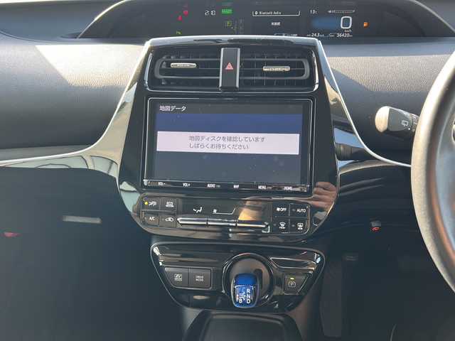 トヨタ プリウス 岐阜県 2020(令2)年 3.7万km パール 登録時走行距離36420ｋｍ/純正９インチナビ/バックカメラ/フルセグテレビ/デジタルインナーミラー/衝突軽減システム/レーダークルーズコントロール/ドライブレコーダー/ビルトインＥＴＣ/純正フロアマット/純正アルミホイール/LEDヘッドライト/Bluetooth/コーナーセンサー/フォグライト/禁煙車/横滑り防止装置/スマートキー/プッシュスタート/オートライト/オートハイビーム