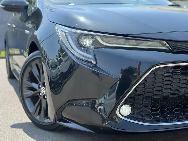 トヨタ カローラツーリング ハイブリッド ダブルバイビー 三重県 2020(令2)年 3.8万km ブラックマイカ OP ブラインドスポットモニターセット/OP 9インチディスプレイオーディオ/6スピーカー/・コネクテッドナビ/・地デジTV/・Bluetooth/セーフティセンス/ドライブスタートコントロール/車両接近通報装置/バックカメラ/インテリジェントクリアランスソナー/コムテック前後ドライブレコーダー/レーダークルーズコントロール/レーンディパーチャーアラート/前席シートヒーター /ビルトインETC/純正17インチアルミホイール/丸型1灯式LEDヘッドランプ/・オートライト/オートマチックハイビーム/LEDフォグライト/プッシュエンジンスタート/スマートキー×2/新車時保証書/取扱説明書