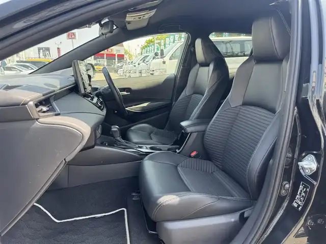 トヨタ カローラツーリング ハイブリッド ダブルバイビー 三重県 2020(令2)年 3.8万km ブラックマイカ OP ブラインドスポットモニターセット/OP 9インチディスプレイオーディオ/6スピーカー/・コネクテッドナビ/・地デジTV/・Bluetooth/セーフティセンス/ドライブスタートコントロール/車両接近通報装置/バックカメラ/インテリジェントクリアランスソナー/コムテック前後ドライブレコーダー/レーダークルーズコントロール/レーンディパーチャーアラート/前席シートヒーター /ビルトインETC/純正17インチアルミホイール/丸型1灯式LEDヘッドランプ/・オートライト/オートマチックハイビーム/LEDフォグライト/プッシュエンジンスタート/スマートキー×2/新車時保証書/取扱説明書