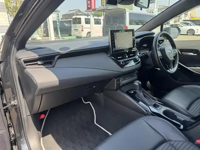 トヨタ カローラツーリング ハイブリッド ダブルバイビー 三重県 2020(令2)年 3.8万km ブラックマイカ OP ブラインドスポットモニターセット/OP 9インチディスプレイオーディオ/6スピーカー/・コネクテッドナビ/・地デジTV/・Bluetooth/セーフティセンス/ドライブスタートコントロール/車両接近通報装置/バックカメラ/インテリジェントクリアランスソナー/コムテック前後ドライブレコーダー/レーダークルーズコントロール/レーンディパーチャーアラート/前席シートヒーター /ビルトインETC/純正17インチアルミホイール/丸型1灯式LEDヘッドランプ/・オートライト/オートマチックハイビーム/LEDフォグライト/プッシュエンジンスタート/スマートキー×2/新車時保証書/取扱説明書