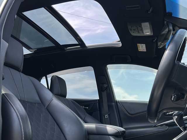 トヨタ ハリアー プレミアム 佐賀県 2019(令1)年 2.7万km ホワイトパールクリスタルシャイン メモリナビ/Bluetooth/CD/DVD/ワンオーナー/バックカメラ/地デジテレビ/フロントエアロ（MODELLISTA)/トヨタセーフティセンス/・衝突軽減システム/・レーンキープアシスト/・クリアランスソナー/ETC/MTモード付AT/オートライト／オートマチックハイビーム/クリアランスソナー/ブレーキホールド/パワーシート/エンジンスタートボタン/コーナーセンサー前後/エアバッグWサイド/電格ウィンカーミラー/ステアリングスイッチ/ウッド調皮まきステアリング