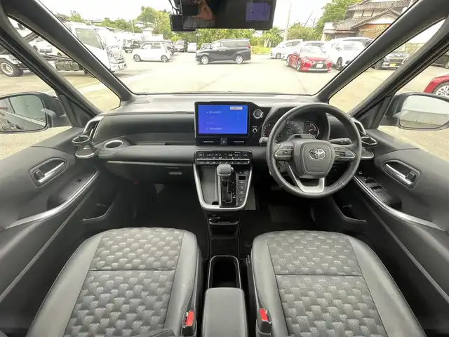 トヨタ ヴォクシー S－Z 愛媛県 2022(令4)年 2.7万km アティチュードブラックマイカ 純正10.5インチナビ/全周囲カメラ　/R14型EL後席フリップダウンモニター　/両側電動スライドドア　/快適利便ＰＫＧ/パワーバックドア　/３眼ＬＥＤ　/アドバンスドパーク＆ドライブ　/前後ドラレコ　/トヨタセーフティセンス　/レーダークルーズコントロール/ブラインドスポットモニター/衝突被害軽減装置/車線逸脱防止装置/安心降車アシスト/ステアリングヒーター/D/N席シートヒーター/ETC2.0　/現状サマー(純正AW)(205/55/R17)