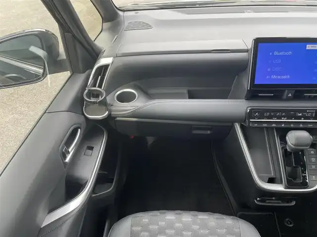 トヨタ ヴォクシー S－Z 愛媛県 2022(令4)年 2.7万km アティチュードブラックマイカ 純正10.5インチナビ/全周囲カメラ　/R14型EL後席フリップダウンモニター　/両側電動スライドドア　/快適利便ＰＫＧ/パワーバックドア　/３眼ＬＥＤ　/アドバンスドパーク＆ドライブ　/前後ドラレコ　/トヨタセーフティセンス　/レーダークルーズコントロール/ブラインドスポットモニター/衝突被害軽減装置/車線逸脱防止装置/安心降車アシスト/ステアリングヒーター/D/N席シートヒーター/ETC2.0　/現状サマー(純正AW)(205/55/R17)