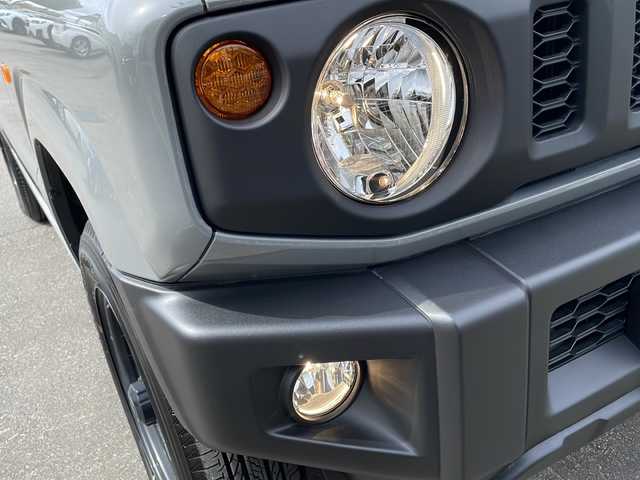 スズキ ジムニー XL 道東・釧路十勝 2024(令6)年 0.5万km ミディアムグレー 4WD/純正ナビ SKX-S808/　(AM/FM/CD/DVD/BT)/シートヒーター/純正16インチAW/純正フロアマット/ドアバイザー/アイドリングストップ/コーナーセンサー/レーンキープアシスト/ダウンヒルアシスト/オートライト/フォグランプ/盗難防止装置/ABS/横滑り防止装置/スペアキー/取扱説明書