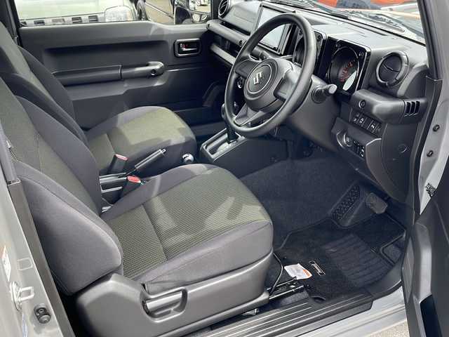 スズキ ジムニー XL 道東・釧路十勝 2024(令6)年 0.5万km ミディアムグレー 4WD/純正ナビ SKX-S808/　(AM/FM/CD/DVD/BT)/シートヒーター/純正16インチAW/純正フロアマット/ドアバイザー/アイドリングストップ/コーナーセンサー/レーンキープアシスト/ダウンヒルアシスト/オートライト/フォグランプ/盗難防止装置/ABS/横滑り防止装置/スペアキー/取扱説明書