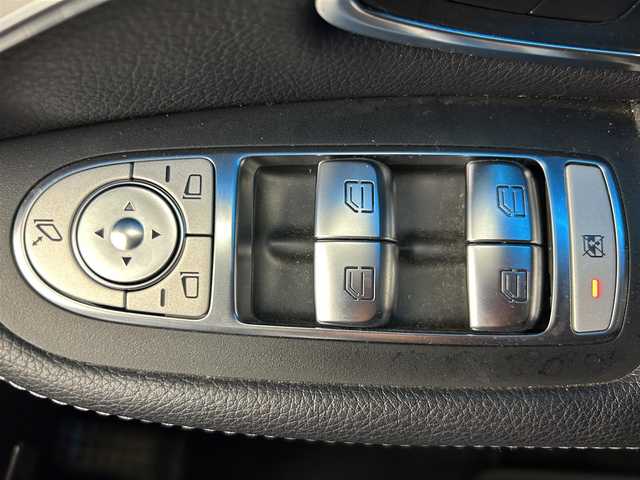 メルセデス・ベンツ ＧＬＣ２２０ d 4マチックスポーツ 本革 鹿児島県 2017(平29)年 7.5万km グレー アクティブブラインドスポットアシスト/360°カメラシステム/純正ナビ/（CD/フルセグ/Bluetooth/SD）/ETC/デジタルインナーミラー型前後ドライブレコーダー/ステアリングリモコン/ステアリングパイロット/ディスタンスパイロット/パドルシフト/ハーフレザーシート/前席パワーシート/全席シートヒーター/シートメモリ/パワーバックドア/ヘッドアップディスプレイ/純正HIDヘッドライト/オートライト/純正フロアマット/純正19インチアルミ/保証書&取扱説明書