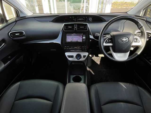 トヨタ プリウス S ツーリングセレクション 道央・札幌 2016(平28)年 5.2万km ホワイトパールクリスタルシャイン ・４WD/・衝突軽減ブレーキ/・レザーシート/・社外メモリナビ/　CD＆DVD＆BT＆TV/・バックカメラ/・レーンキープアシスト/・レーダークルーズコントロール/・オートエアコン/・オートライト/・オートリトラミラー/・シートヒーター/・プッシュスタート/・スマートキー/・オートハイビーム/・社外フロアマット/・ドアバイザー/・LEDヘッドライト