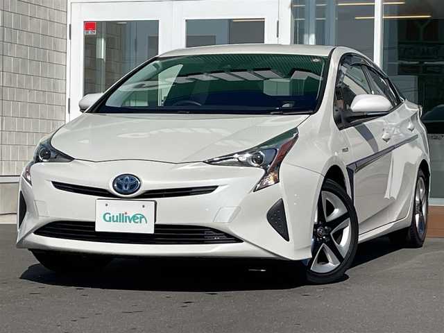 トヨタ プリウス S ツーリングセレクション 道央・札幌 2016(平28)年 5.2万km ホワイトパールクリスタルシャイン ・４WD/・衝突軽減ブレーキ/・レザーシート/・社外メモリナビ/　CD＆DVD＆BT＆TV/・バックカメラ/・レーンキープアシスト/・レーダークルーズコントロール/・オートエアコン/・オートライト/・オートリトラミラー/・シートヒーター/・プッシュスタート/・スマートキー/・オートハイビーム/・社外フロアマット/・ドアバイザー/・LEDヘッドライト