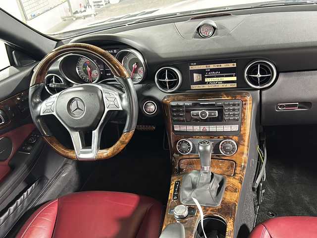 メルセデス・ベンツ ＳＬＫ３５０ ブルーエフィシェンシー 沖縄県 2011(平23)年 3.3万km ダイヤモンドホワイト 左ハンドル　/ハーマンカードン　/ウッドコンビステアリング　/純正ナビ/【CD/DVD/BT/フルセグTV】/パドルシフト　/ステアリングスイッチ　/ウッドコンビセンターパネル　/電子パーキング　/電動オープンルーフ　/ウィンカーミラー　/レザーシート/前席パワーシート/シートメモリー/前席シートヒーター/17インチ純正アルミ/スマートキー/保証書　/取扱説明書