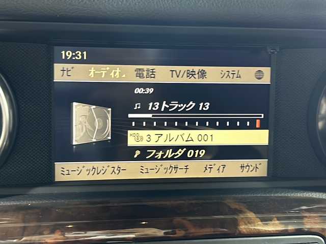 メルセデス・ベンツ ＳＬＫ３５０ ブルーエフィシェンシー 沖縄県 2011(平23)年 3.3万km ダイヤモンドホワイト 左ハンドル　/ハーマンカードン　/ウッドコンビステアリング　/純正ナビ/【CD/DVD/BT/フルセグTV】/パドルシフト　/ステアリングスイッチ　/ウッドコンビセンターパネル　/電子パーキング　/電動オープンルーフ　/ウィンカーミラー　/レザーシート/前席パワーシート/シートメモリー/前席シートヒーター/17インチ純正アルミ/スマートキー/保証書　/取扱説明書
