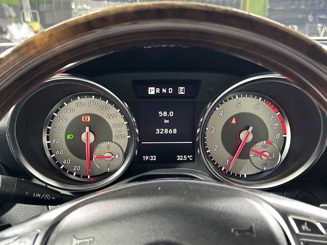 メルセデス・ベンツ ＳＬＫ３５０ ブルーエフィシェンシー 沖縄県 2011(平23)年 3.3万km ダイヤモンドホワイト 左ハンドル　/ハーマンカードン　/ウッドコンビステアリング　/純正ナビ/【CD/DVD/BT/フルセグTV】/パドルシフト　/ステアリングスイッチ　/ウッドコンビセンターパネル　/電子パーキング　/電動オープンルーフ　/ウィンカーミラー　/レザーシート/前席パワーシート/シートメモリー/前席シートヒーター/17インチ純正アルミ/スマートキー/保証書　/取扱説明書