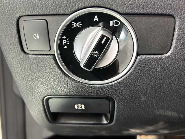 メルセデス・ベンツ ＳＬＫ３５０ ブルーエフィシェンシー 沖縄県 2011(平23)年 3.3万km ダイヤモンドホワイト 左ハンドル　/ハーマンカードン　/ウッドコンビステアリング　/純正ナビ/【CD/DVD/BT/フルセグTV】/パドルシフト　/ステアリングスイッチ　/ウッドコンビセンターパネル　/電子パーキング　/電動オープンルーフ　/ウィンカーミラー　/レザーシート/前席パワーシート/シートメモリー/前席シートヒーター/17インチ純正アルミ/スマートキー/保証書　/取扱説明書