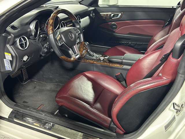 メルセデス・ベンツ ＳＬＫ３５０ ブルーエフィシェンシー 沖縄県 2011(平23)年 3.3万km ダイヤモンドホワイト 左ハンドル　/ハーマンカードン　/ウッドコンビステアリング　/純正ナビ/【CD/DVD/BT/フルセグTV】/パドルシフト　/ステアリングスイッチ　/ウッドコンビセンターパネル　/電子パーキング　/電動オープンルーフ　/ウィンカーミラー　/レザーシート/前席パワーシート/シートメモリー/前席シートヒーター/17インチ純正アルミ/スマートキー/保証書　/取扱説明書