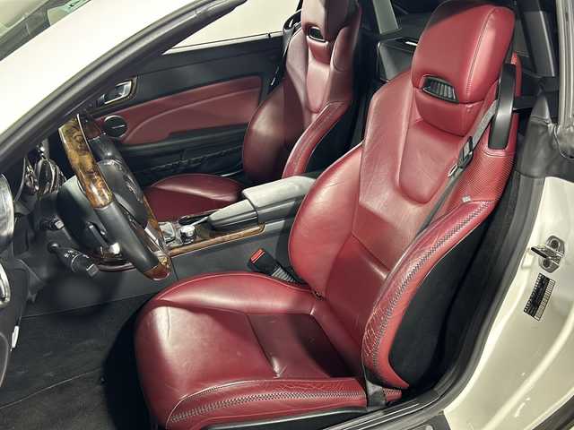 メルセデス・ベンツ ＳＬＫ３５０ ブルーエフィシェンシー 沖縄県 2011(平23)年 3.3万km ダイヤモンドホワイト 左ハンドル　/ハーマンカードン　/ウッドコンビステアリング　/純正ナビ/【CD/DVD/BT/フルセグTV】/パドルシフト　/ステアリングスイッチ　/ウッドコンビセンターパネル　/電子パーキング　/電動オープンルーフ　/ウィンカーミラー　/レザーシート/前席パワーシート/シートメモリー/前席シートヒーター/17インチ純正アルミ/スマートキー/保証書　/取扱説明書