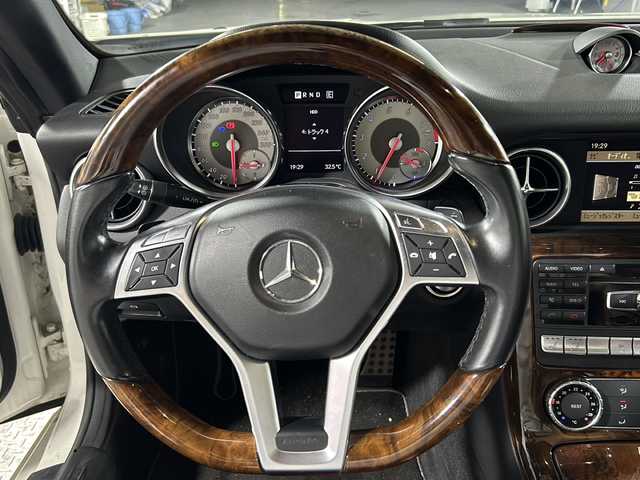 メルセデス・ベンツ ＳＬＫ３５０ ブルーエフィシェンシー 沖縄県 2011(平23)年 3.3万km ダイヤモンドホワイト 左ハンドル　/ハーマンカードン　/ウッドコンビステアリング　/純正ナビ/【CD/DVD/BT/フルセグTV】/パドルシフト　/ステアリングスイッチ　/ウッドコンビセンターパネル　/電子パーキング　/電動オープンルーフ　/ウィンカーミラー　/レザーシート/前席パワーシート/シートメモリー/前席シートヒーター/17インチ純正アルミ/スマートキー/保証書　/取扱説明書