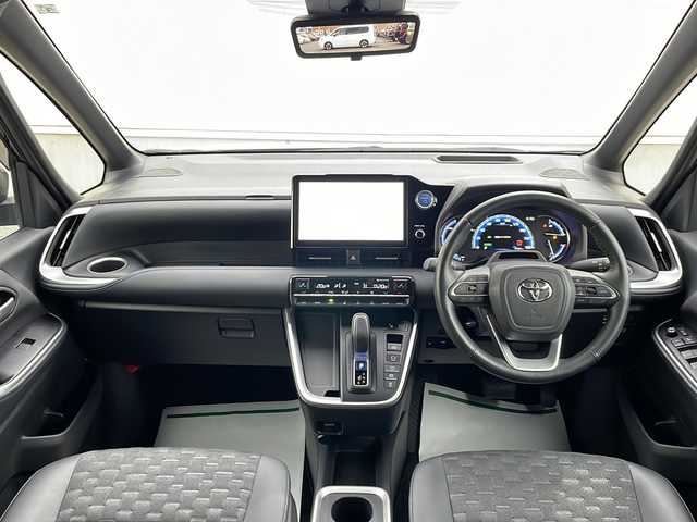 トヨタ ヴォクシー ハイブリッド S－Z 山形県 2023(令5)年 4万km アティチュードブラックマイカ GRエアロ(F/S/R)/トヨタチームメイト/・アドバンストドライブ/・アドバンストパーク/快適便利パッケージHigh/・両側ハンズフリーデュアルパワースライドドア/・パワーバックドア/・ステアリングヒーター/・前席/2列目シートヒーター/・2列目オットマン/・デュアルオートエアコン（ナノイーXあり）/ドライビングサポートパッケージ/・カラーヘッドアップディスプレイ/・デジタルインナーミラー/ディスプレイオーディオプラス/フルセグTV/パノラミックビューモニター/レーダークルーズコントロール/クリアランスソナー/トヨタセーフティセンス/・プリクラッシュセーフティ/・レーントレーシングアシスト/・レーンディパーチャーアラート/・オートマチックハイビーム/・ロードサインアシスト/・ドライバー異常時対応システム/・プロアクティブドライビングアシスト/・発進遅れ告知機能/AC100V電源/パーキングサポートブレーキ(前後静止物)/LEDヘッドランプ/革巻きステアリング/ステアリングスイッチ/ビルトインETC2.0/合皮/ファブリックコンビシート/スマートエントリー/スタートシステム/禁煙車