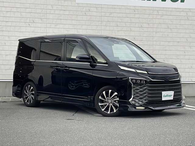 トヨタ ヴォクシー ハイブリッド S－Z 山形県 2023(令5)年 4万km アティチュードブラックマイカ GRエアロ(F/S/R)/トヨタチームメイト/・アドバンストドライブ/・アドバンストパーク/快適便利パッケージHigh/・両側ハンズフリーデュアルパワースライドドア/・パワーバックドア/・ステアリングヒーター/・前席/2列目シートヒーター/・2列目オットマン/・デュアルオートエアコン（ナノイーXあり）/ドライビングサポートパッケージ/・カラーヘッドアップディスプレイ/・デジタルインナーミラー/ディスプレイオーディオプラス/フルセグTV/パノラミックビューモニター/レーダークルーズコントロール/クリアランスソナー/トヨタセーフティセンス/・プリクラッシュセーフティ/・レーントレーシングアシスト/・レーンディパーチャーアラート/・オートマチックハイビーム/・ロードサインアシスト/・ドライバー異常時対応システム/・プロアクティブドライビングアシスト/・発進遅れ告知機能/AC100V電源/パーキングサポートブレーキ(前後静止物)/LEDヘッドランプ/革巻きステアリング/ステアリングスイッチ/ビルトインETC2.0/合皮/ファブリックコンビシート/スマートエントリー/スタートシステム/禁煙車