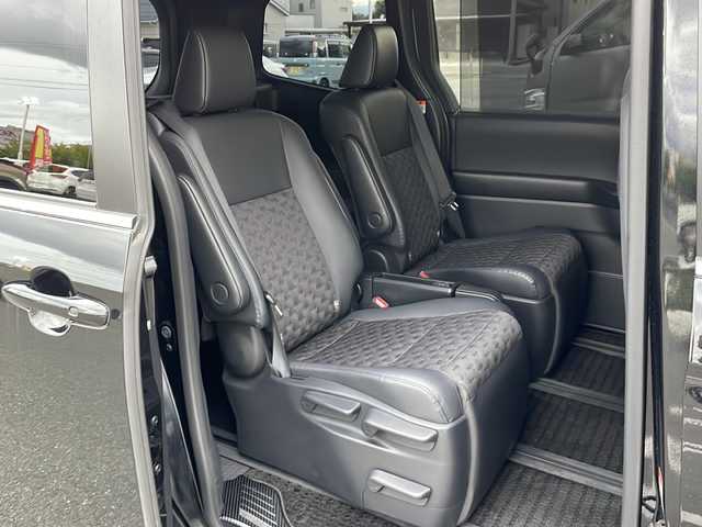 トヨタ ヴォクシー ハイブリッド S－Z 山形県 2023(令5)年 4万km アティチュードブラックマイカ GRエアロ(F/S/R)/トヨタチームメイト/・アドバンストドライブ/・アドバンストパーク/快適便利パッケージHigh/・両側ハンズフリーデュアルパワースライドドア/・パワーバックドア/・ステアリングヒーター/・前席/2列目シートヒーター/・2列目オットマン/・デュアルオートエアコン（ナノイーXあり）/ドライビングサポートパッケージ/・カラーヘッドアップディスプレイ/・デジタルインナーミラー/ディスプレイオーディオプラス/フルセグTV/パノラミックビューモニター/レーダークルーズコントロール/クリアランスソナー/トヨタセーフティセンス/・プリクラッシュセーフティ/・レーントレーシングアシスト/・レーンディパーチャーアラート/・オートマチックハイビーム/・ロードサインアシスト/・ドライバー異常時対応システム/・プロアクティブドライビングアシスト/・発進遅れ告知機能/AC100V電源/パーキングサポートブレーキ(前後静止物)/LEDヘッドランプ/革巻きステアリング/ステアリングスイッチ/ビルトインETC2.0/合皮/ファブリックコンビシート/スマートエントリー/スタートシステム/禁煙車