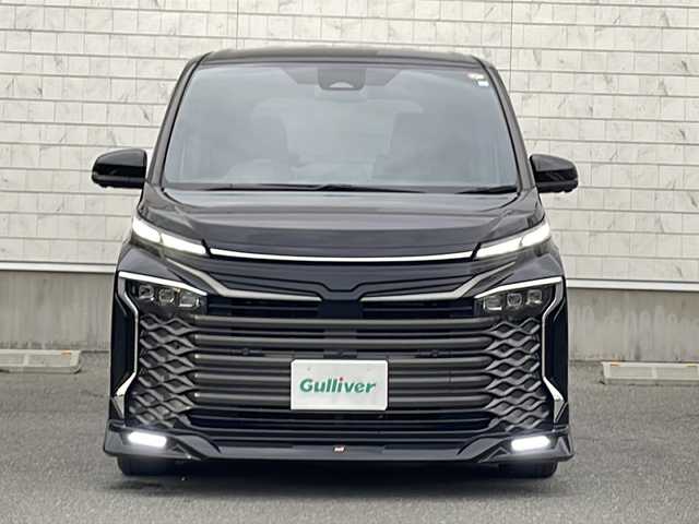 トヨタ ヴォクシー ハイブリッド S－Z 山形県 2023(令5)年 4万km アティチュードブラックマイカ GRエアロ(F/S/R)/トヨタチームメイト/・アドバンストドライブ/・アドバンストパーク/快適便利パッケージHigh/・両側ハンズフリーデュアルパワースライドドア/・パワーバックドア/・ステアリングヒーター/・前席/2列目シートヒーター/・2列目オットマン/・デュアルオートエアコン（ナノイーXあり）/ドライビングサポートパッケージ/・カラーヘッドアップディスプレイ/・デジタルインナーミラー/ディスプレイオーディオプラス/フルセグTV/パノラミックビューモニター/レーダークルーズコントロール/クリアランスソナー/トヨタセーフティセンス/・プリクラッシュセーフティ/・レーントレーシングアシスト/・レーンディパーチャーアラート/・オートマチックハイビーム/・ロードサインアシスト/・ドライバー異常時対応システム/・プロアクティブドライビングアシスト/・発進遅れ告知機能/AC100V電源/パーキングサポートブレーキ(前後静止物)/LEDヘッドランプ/革巻きステアリング/ステアリングスイッチ/ビルトインETC2.0/合皮/ファブリックコンビシート/スマートエントリー/スタートシステム/禁煙車