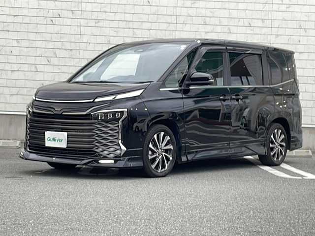 トヨタ ヴォクシー ハイブリッド S－Z 山形県 2023(令5)年 4万km アティチュードブラックマイカ GRエアロ(F/S/R)/トヨタチームメイト/・アドバンストドライブ/・アドバンストパーク/快適便利パッケージHigh/・両側ハンズフリーデュアルパワースライドドア/・パワーバックドア/・ステアリングヒーター/・前席/2列目シートヒーター/・2列目オットマン/・デュアルオートエアコン（ナノイーXあり）/ドライビングサポートパッケージ/・カラーヘッドアップディスプレイ/・デジタルインナーミラー/ディスプレイオーディオプラス/フルセグTV/パノラミックビューモニター/レーダークルーズコントロール/クリアランスソナー/トヨタセーフティセンス/・プリクラッシュセーフティ/・レーントレーシングアシスト/・レーンディパーチャーアラート/・オートマチックハイビーム/・ロードサインアシスト/・ドライバー異常時対応システム/・プロアクティブドライビングアシスト/・発進遅れ告知機能/AC100V電源/パーキングサポートブレーキ(前後静止物)/LEDヘッドランプ/革巻きステアリング/ステアリングスイッチ/ビルトインETC2.0/合皮/ファブリックコンビシート/スマートエントリー/スタートシステム/禁煙車