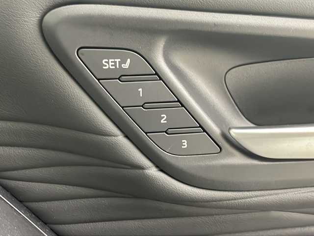 トヨタ アルファードハイブリット Z 埼玉県 2024(令6)年 0.5万km プラチナホワイトパールマイカ ユニバーサルステップ　/純正ディスプレイオーディオ　/全方位カメラ　/ＢＳＭ　/ワイヤレス充電器　/前後ドライブレコーダー　/ビルトインＥＴＣ２．０　/メモリ付きパワーシート/シートヒーター/エアシート/ステアリングヒーター/電動リアゲート　/レーダークルーズコントロール/アドバンストパーク＋PKSB/パドルシフト/オットマン/両側パワースライドドア/純正アルミホイール/純正フロアマット/LEDヘッドライト/オートマティックハイビーム/フォグランプ