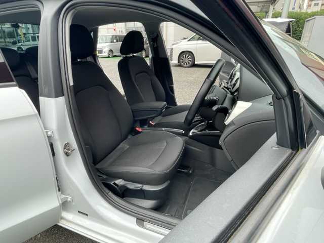 アウディ Ａ１ スポーツバック 1．4TFSI 神奈川県 2012(平24)年 5万km グレイシアホワイトメタリック ・純正アルミホイール/・社外ナビ/・キセノンヘッドライト/・ドライブレコーダー/・ETC/・純正フロアマット/・プッシュスタート