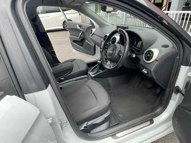 アウディ Ａ１ スポーツバック 1．4TFSI 神奈川県 2012(平24)年 5万km グレイシアホワイトメタリック ・純正アルミホイール/・社外ナビ/・キセノンヘッドライト/・ドライブレコーダー/・ETC/・純正フロアマット/・プッシュスタート